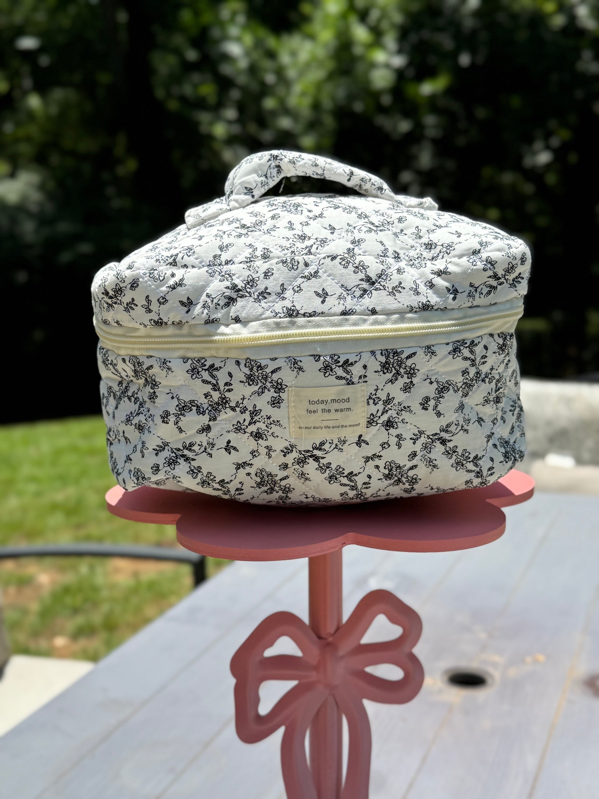 FRENCH-STYLE FLORAL MAKEUP BAG image 0